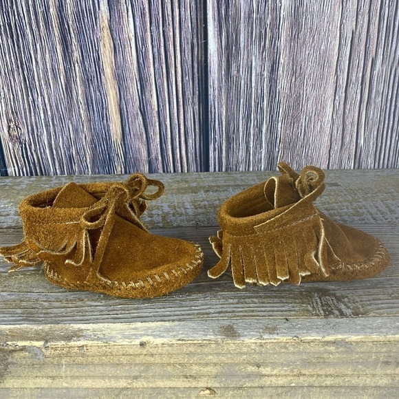 Infant Minnetonka Brown Suede Moccasin Booties With Fringe - See Measurements - Picture 2 of 9
